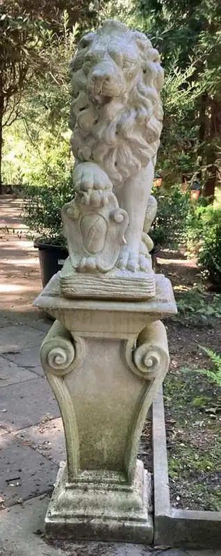 Markenprodukt Casa Padrino baroque garden decoration sculpture lion with pillar white 42 x 45 x H. 152 cm - Magnificent stone figure with pillar - Baroque garden & terrace decoration accessories