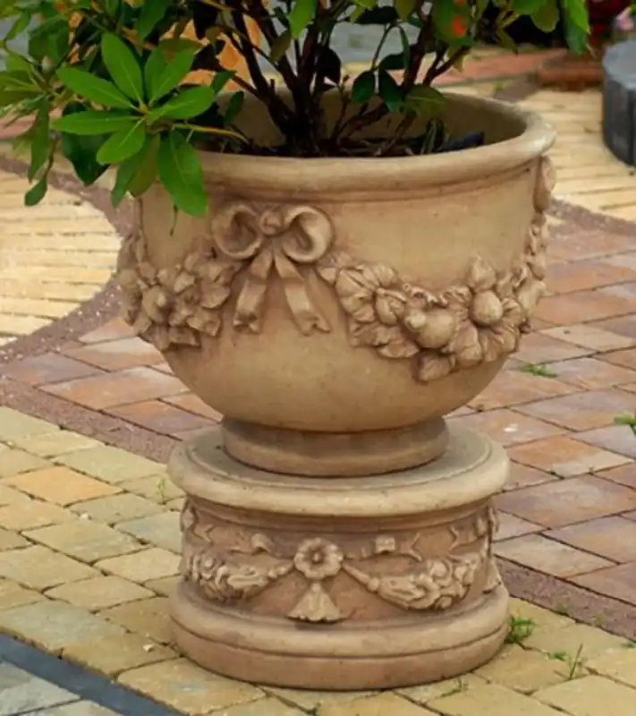 Casa Padrino baroque flower pot with pedestal beige Ø 47 x H. 79 cm - Magnificent plant pot with round pedestal in the baroque style - Baroque garden decoration accessories Finale Aktion