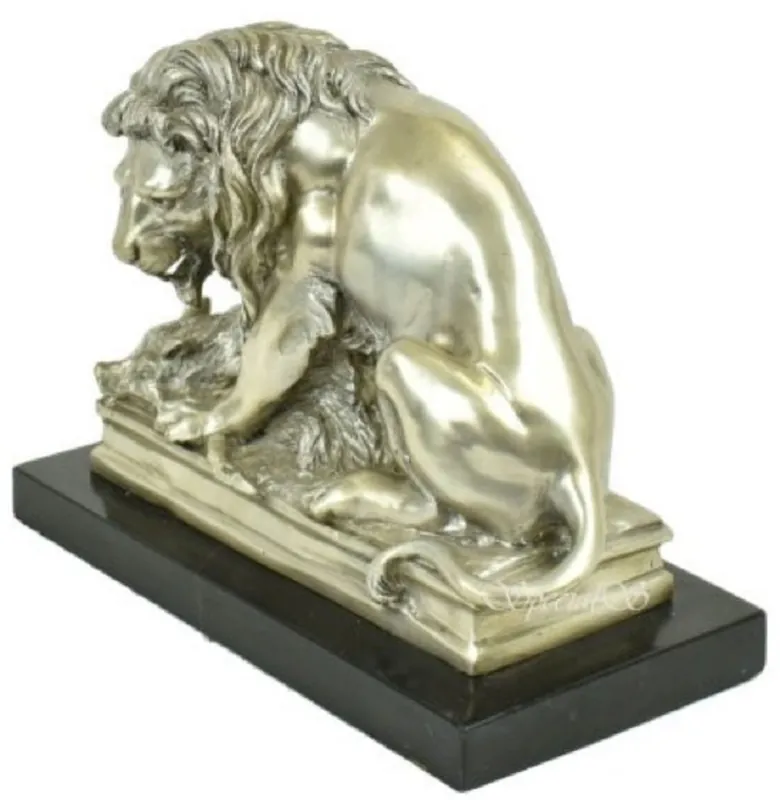 Neu Im Sortiment Casa Padrino luxury bronze figure with marble base lion with booty silver / black 26 x 10 x H. 20 cm - Silvered Bronze Sculpture