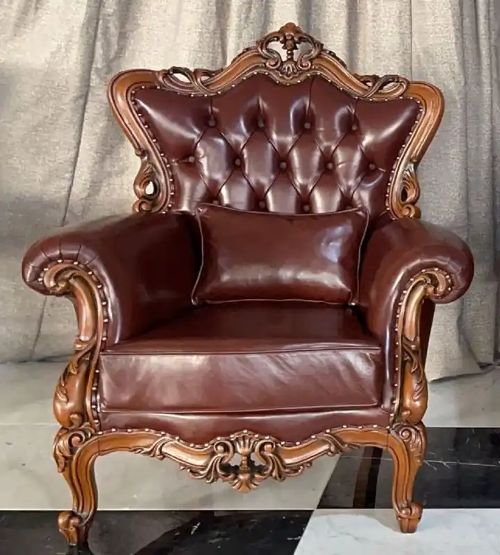 Casa Padrino luxury baroque leather armchair dark brown / brown - Living room genuine leather armchair with decorative pillow - Luxury living room furniture in baroque style - Baroque furniture Sichere Zahlung