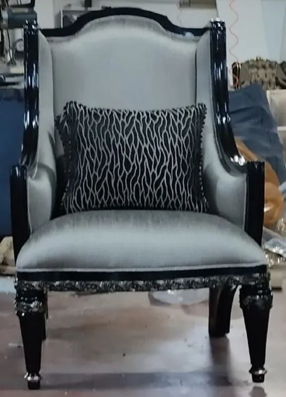 Casa Padrino luxury baroque armchair silver / black - Magnificent living room armchair - Baroque style living room furniture - Luxury furniture in baroque style - Baroque furnishings Beliebt