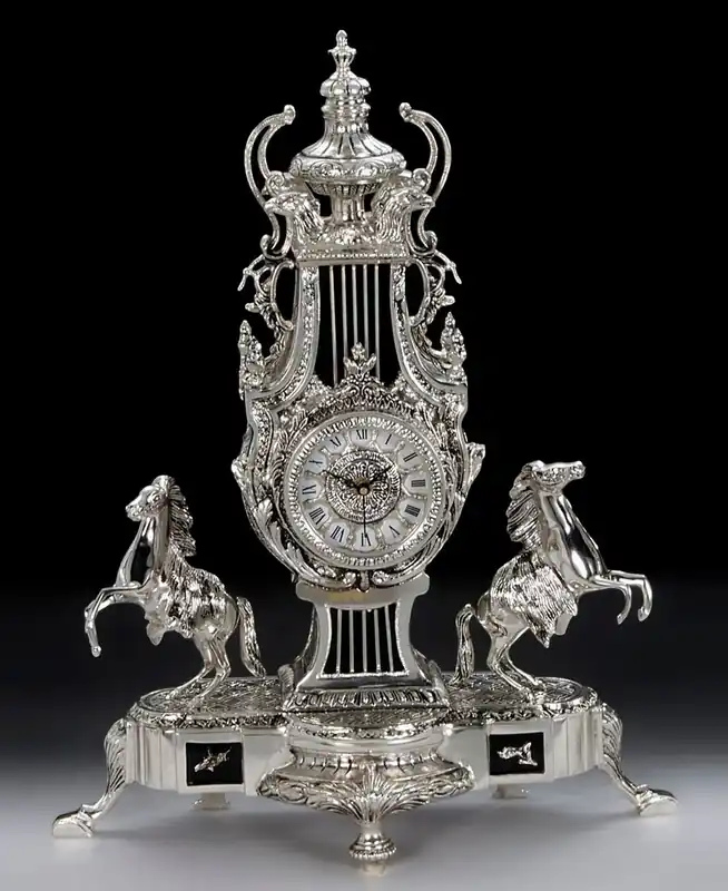 Neue Ware Casa Padrino luxury baroque table clock silver / black 43 x H. 54 cm - Handmade bronze clock baroque style - Baroque desk clock - Baroque desk decoration - Baroque decorative accessories