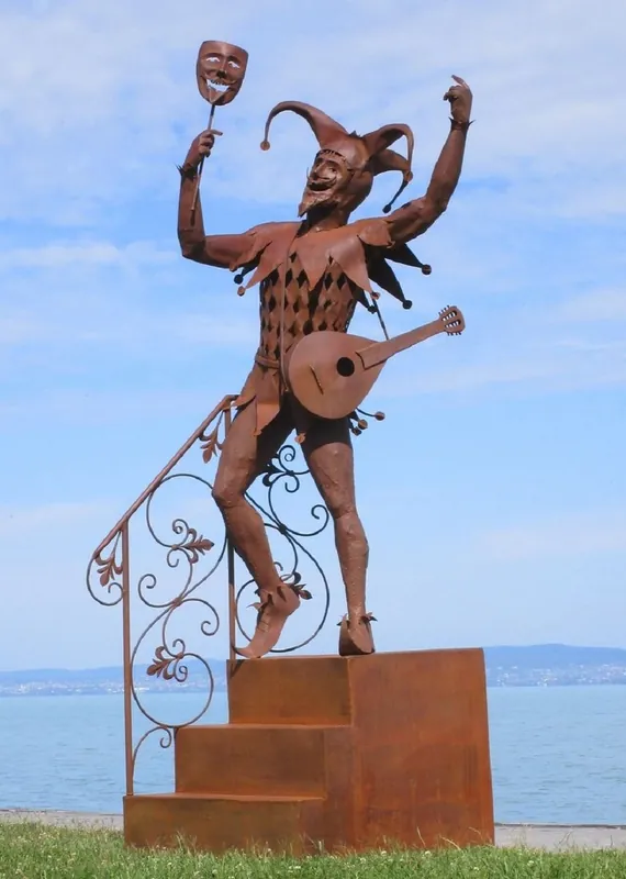 Preisknaller Casa Padrino luxury decorative jester sculpture on stairs rust 110 x 112 x H. 277 cm - Garden decorative jester figure - Large steel sculpture - Garden sculptures - Metal sculptures