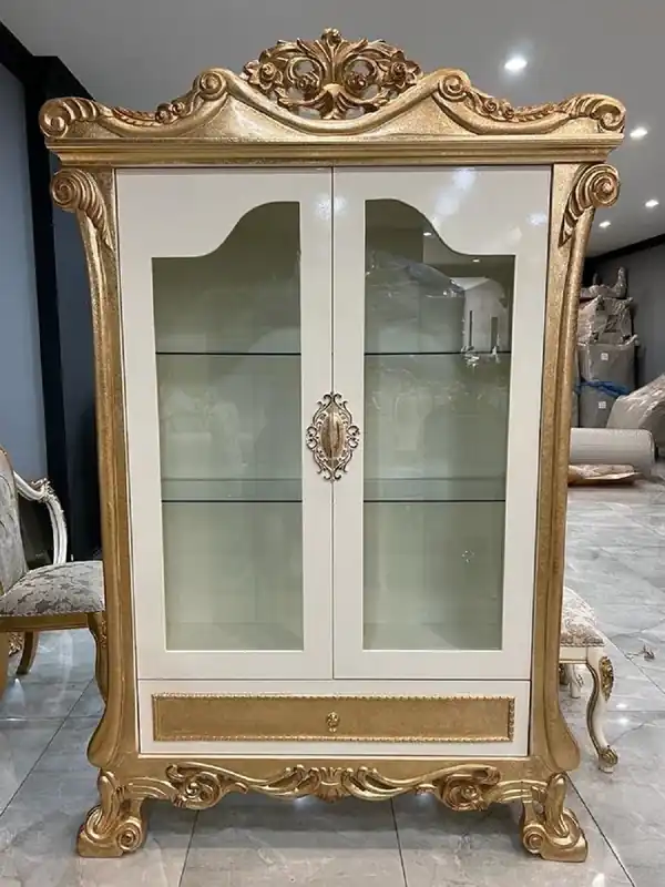 Ausverkauf Casa Padrino luxury baroque display cabinet white / gold - Magnificent solid wood showcase with 2 glass doors and drawer - Luxury furniture in baroque style - Baroque furniture - Noble & Magnificent