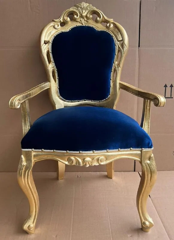 Casa Padrino luxury baroque dining chair royal blue / gold - Handmade baroque style chair with armrests and elegant velvet fabric - Dining room furniture in baroque style Kracherpreis