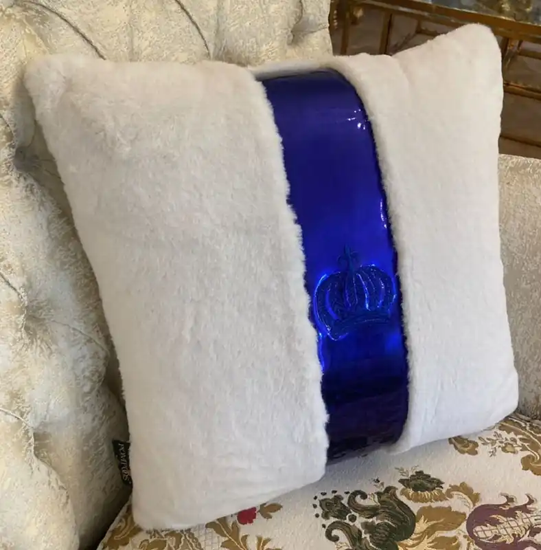 Solange Der Vorrat Reicht Coussin décoratif de luxe Harald Glööckler Pompöös by Casa Padrino blanc / bleu royal - Coussins Glööckler - Coussins décoratifs design - Accessoires déco design Harald Glööckler