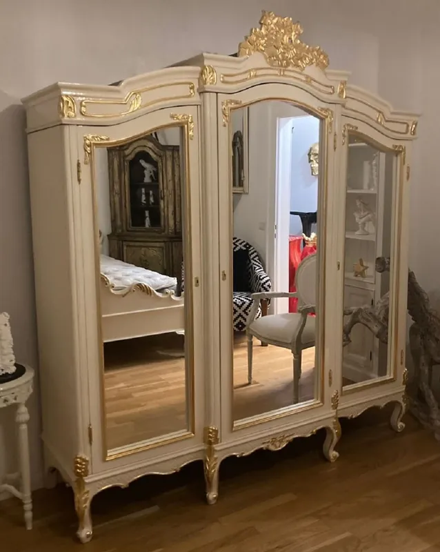 Echt Casa Padrino armoire de chambre baroque avec 3 portes miroir crème / or - Armoire miroir en bois massif - Meuble de chambre de style baroque - Meuble baroque - Noble et Magnifique