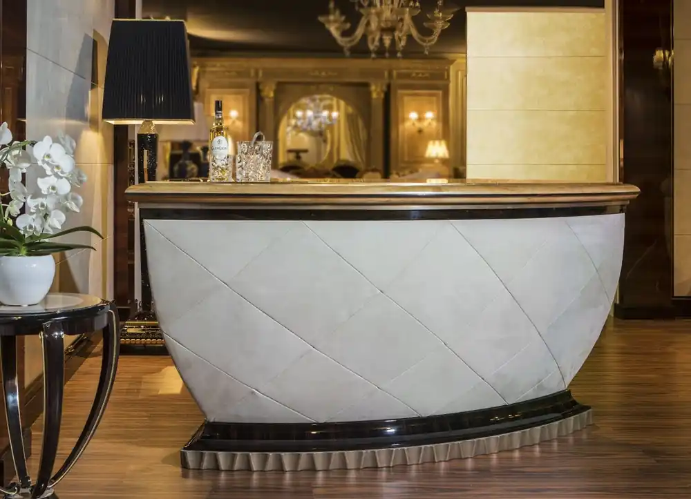 Sonderangebot Casa Padrino Comptoir de Bar de Luxe avec Réfrigérateur Blanc / Naturel / Marron Foncé / Gris 225 x 102 x H. 98 cm - Table de Bar Fait Main - Bar à Maison - Mobilier d'Hôtel - Fabriqué en Italie