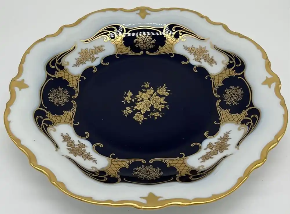 Casa Padrino assiette en porcelaine baroque de luxe blanc / bleu foncé / or Ø 33 cm - Assiette plate en porcelaine - Accessoires Porcelaine Baroque de Luxe - Porcelaine Reichenbach - Qualité Luxe Beliebt