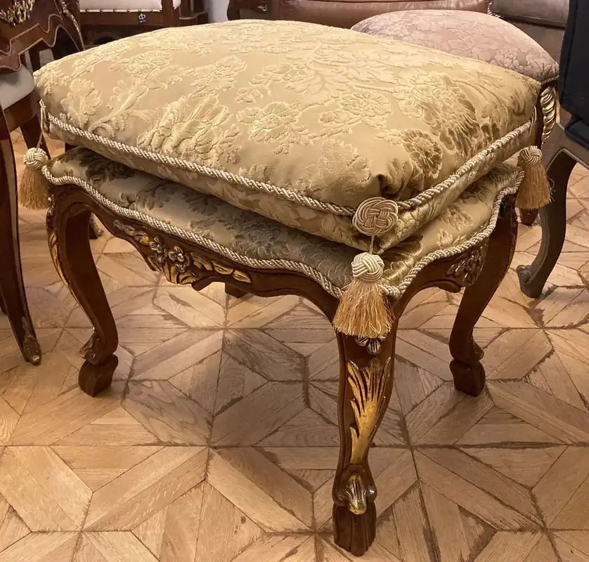 Aktuell Tabouret baroque de luxe Pompöös by Casa Padrino avec coussin motif beige / marron / or - Tabouret baroque pompeux conçu par Harald Glööckler - Meuble baroque - Noble & Magnifique