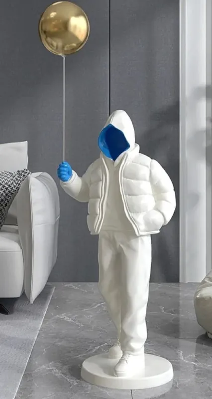 Casa Padrino sculpture décorative XXL design de luxe garçon avec ballon blanc / bleu / or H. 68 cm - Figurine décorative XXL en résine - Accessoires déco design de luxe - Qualité de luxe Nur Für Kurze Zeit