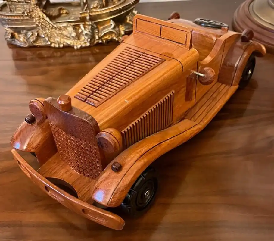 Angebot Casa Padrino déco voiture oldtimer marron 32 x H. 12 cm - Voiture bois fait main - Déco Salon - Déco Bureau - Accessoires Déco - Voitures anciennes en bois
