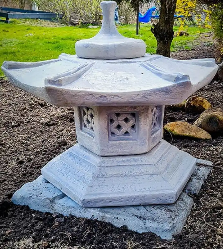 Casa Padrino Lampe de Jardin Style Japonais Pagode Gris 50 x 50 x H. 47 cm - Lampe de Jardin & Patio - Lanterne de Jardin Résistante aux Intempéries - Eclairage de Patio de Jardin Saisonangebot