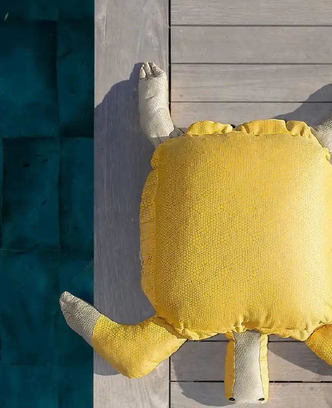 Casa Padrino pouf de luxe tortue jaune / gris 135 x 100 x H. 35 cm - Pouf flottant - Coussin d'assise fait main - Décoration jardin - Décoration terrasse - Décoration piscine Letzte Chance