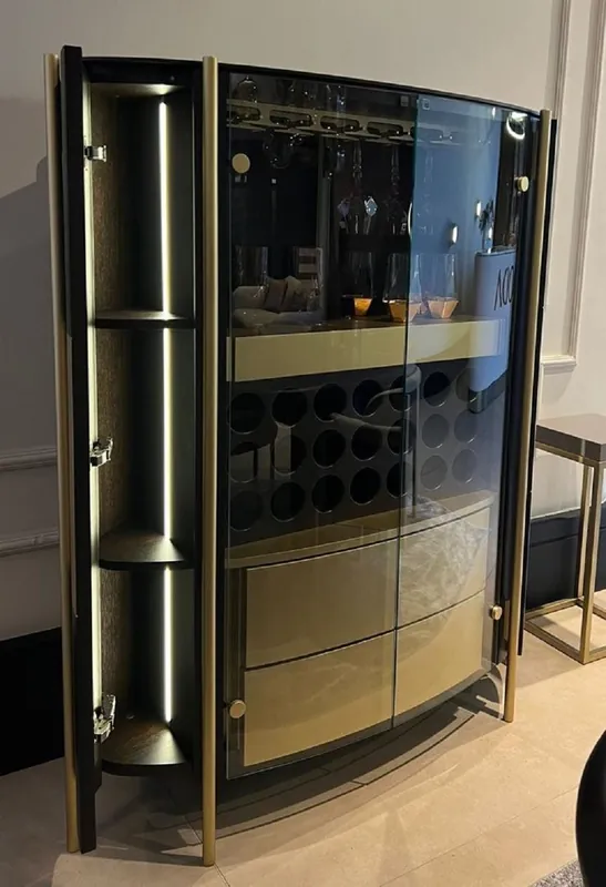 Casa Padrino armoire de bar de luxe marron foncé / laiton 128 x 47 x H. 150 cm - Armoire à vin lumineuse en bois massif avec 4 portes - Armoire de salon - Armoire bar - Meubles d'Hôtel Preis Gesenkt