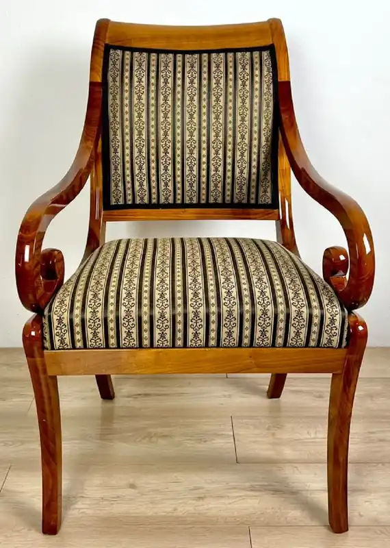 Casa Padrino chaise de salle à manger Biedermeier de luxe avec accoudoirs et rayures marron / beige / noir 60 x H. 95 cm - Chaise en bois massif - Meuble de salle à manger Biedermeier bois massif Aktuell