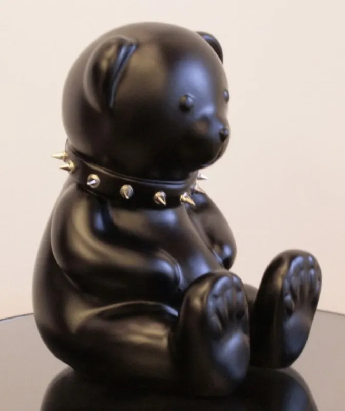Casa Padrino figurine décorative design de luxe ours en peluche avec collier noir / argent H. 31 cm - Sculpture décorative en résine - Figurine décorative de luxe - Figurine décorative design Top-Seller