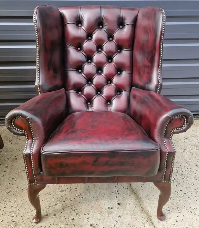 Preiswert Casa Padrino fauteuil à oreilles Chesterfield de luxe rouge vin / noir / marron foncé 80 x 80 x H. 110 cm - Fauteuil de salon Chesterfield en cuir véritable - Meubles de Salon Chesterfield de Luxe