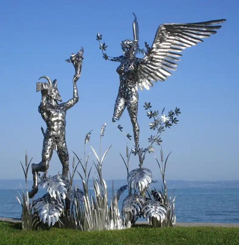 Casa Padrino sculpture décorative de luxe ange et pan argent 325 x 173 x H. 370 cm - Immense sculpture en acier inoxydable - Immense figure décorative de jardin - Sculptures de jardin Neue Kollektion