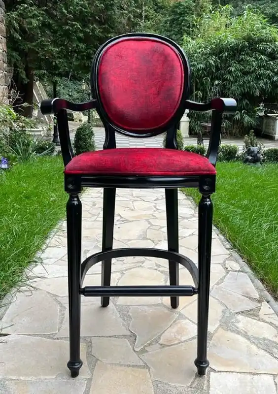 Saisonangebot Casa Padrino chaise de bar baroque avec accoudoirs bordeaux rouge / noir - Magnifique tabouret de bar en bois massif de style baroque avec tissu velours élégant - Meuble de bar baroque