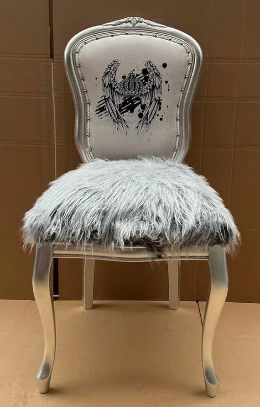 Pompöös by Casa Padrino Chaise baroque de luxe couronne avec fausse fourrure et strass gris / blanc / argent - Chaise baroque Pompööser conçue par Harald Glööckler Preis Gesenkt