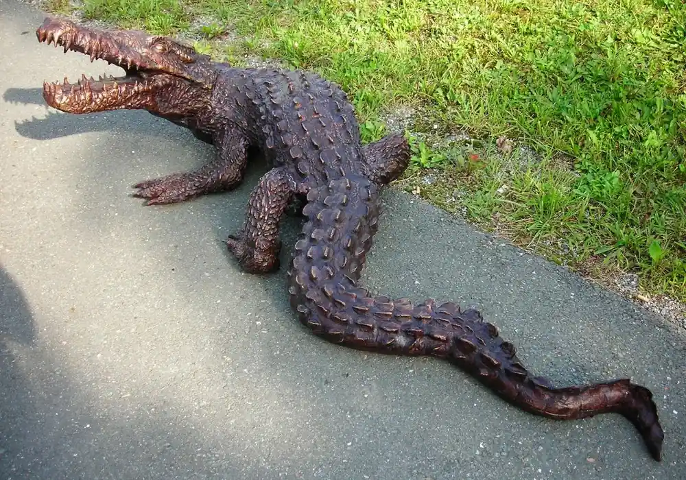 Casa Padrino sculpture décorative en bronze XXL de luxe crocodile 170 x 80 x H. 60 cm - Figure en bronze grandeur nature - Figure animale en bronze - Sculpture de jardin XXL - Décoration de jardin Echt