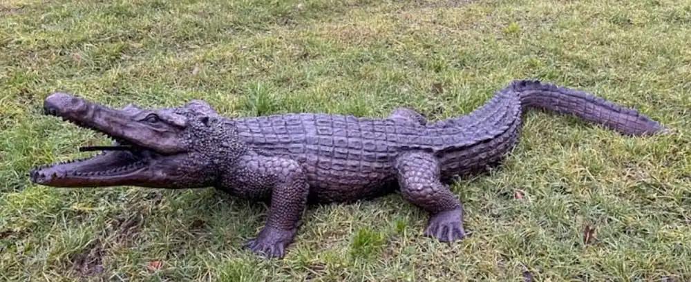 Preiswert Casa Padrino sculpture décorative en bronze XXL de luxe crocodile 283 x 110 x H. 70 cm - Figure en bronze grandeur nature - Figure animale en bronze - Sculpture de jardin XXL - Décoration de jardin
