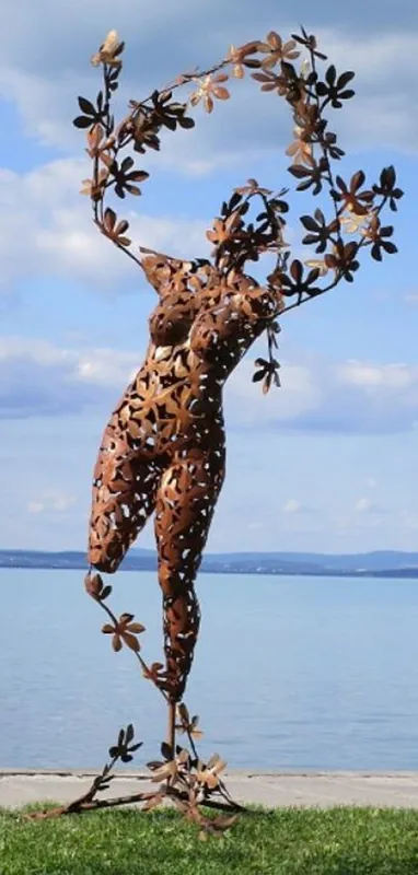 Abverkauf Casa Padrino scultura da giardino di design donna ruggine 137 x 110 x A. 255 cm - Figura da giardino gigante - Decorazione da giardino di lusso