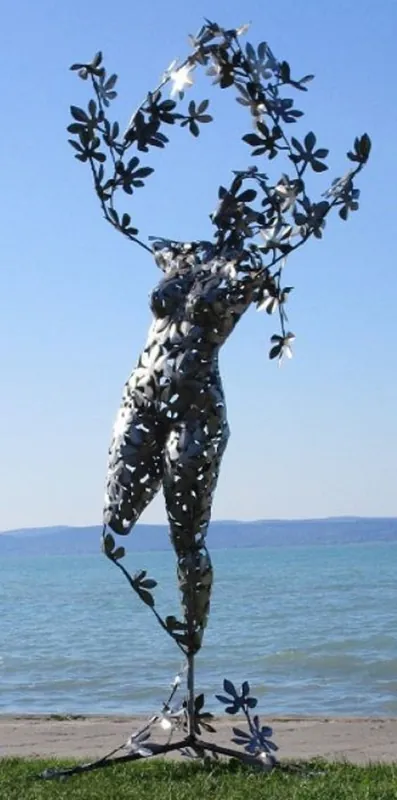 Casa Padrino scultura da giardino di design donna argento 137 x 110 x A. 255 cm - Figura da giardino gigante - Decorazione da giardino di lusso Jetzt Kaufen