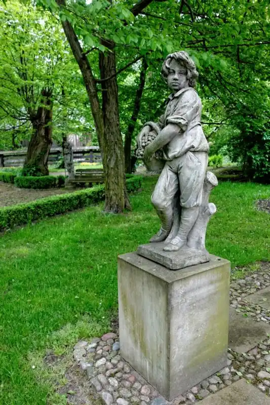 Casa Padrino Art Nouveau scultura ragazzo con cesto stile antico grigio 48 x H 120 cm stile antico - decorazione barocca da giardino - pesante e solido Top-Seller