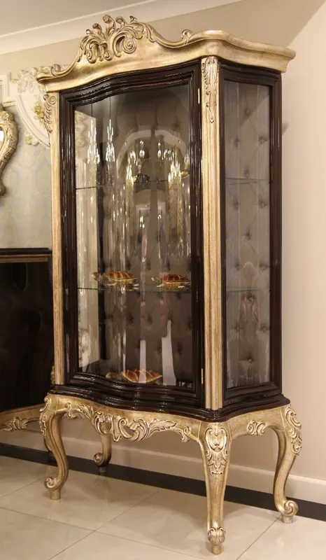 Casa Padrino vetrina gabinetto barocco di lusso marrone scuro / beige / oro 120 x 50 x A. 205 cm - Vetrina in legno massello - Mobile per soggiorno - Mobili barocchi nobili Bestseller