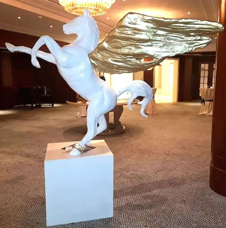Top-Angebot Casa Padrino figura decorativa di lusso Cavallo Pegaso bianco / oro 192 x A. 200 cm - Scultura da giardino resistente alle intemperie - Decorazione di Hotel e Ristoranti