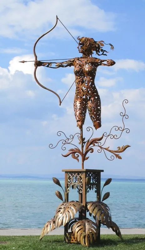 Saisonangebot Casa Padrino scultura da giardino di lusso in acciaio donna con fiocco ruggine 160 x 100 x A. 328 cm - Figura di decorazione del giardino - Decorazione del giardino di lusso