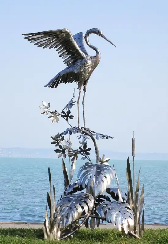 Saisonangebot Casa Padrino scultura da giardino di lusso in acciaio inossidabile airone su ramo argento 103 x 108 x A. 218 cm - Figura di decorazione del giardino - Decorazione del giardino di lusso
