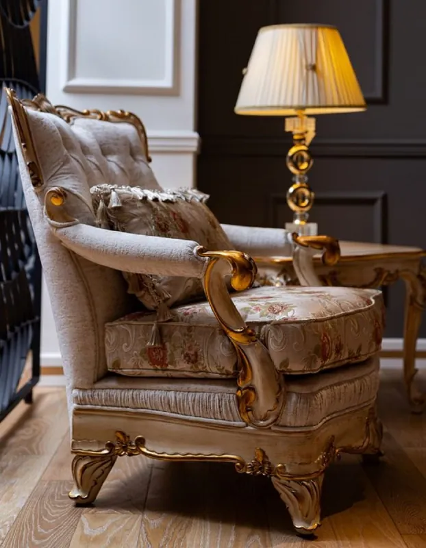 Neuheit Casa Padrino poltrona barocco di lusso bianco / beige / oro - Magnifico poltrona da soggiorno con motivo fiori - Mobili da soggiorno in stile barocco