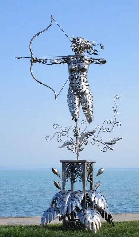 Schneller Versand Casa Padrino scultura da giardino di lusso in acciaio inossidabile donna con arco argento 160 x 100 x A. 328 cm - Decorazione da giardino resistente alle intemperie - Collezione di Lusso