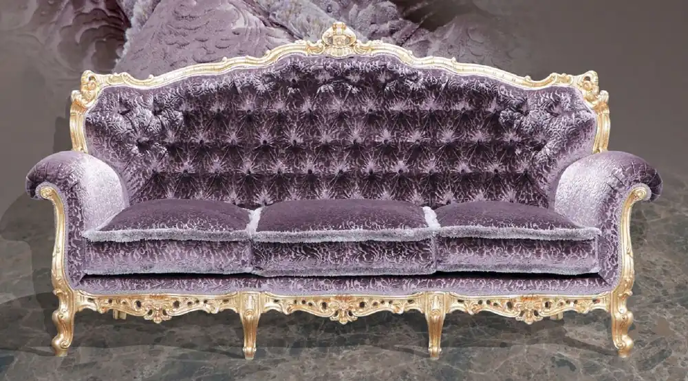 Markenware Casa Padrino divano barocco di lusso a 3 posti viola / oro - Magnifico divano da soggiorno con motivo elegante - Mobili per Soggiorno e Hotel Barocco - Qualità di Prima Classe - Fatto in Italia