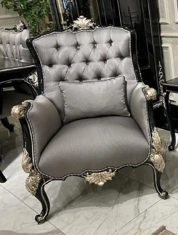 Casa Padrino poltrona da soggiorno barocco di lusso argento / nero / argento - Poltrona in stile barocco fatta a mano con cuscino decorativo - Mobili Barocco Nur Heute