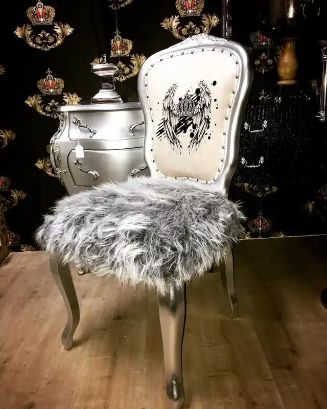 Ausverkauf Pompöös by Casa Padrino Silla de comedor barroca de lujo de piel sintética plateada / corona blanca con diamantes de imitación - Pompööser Silla barroca diseñada por Harald Glööckler