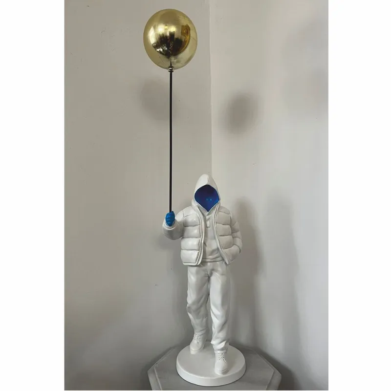 Casa Padrino escultura decorativa niño con globo blanco / azul / oro A. 80 cm Heißes Angebot
