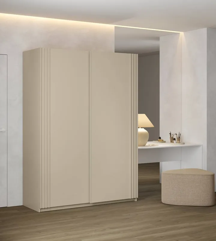 Markenprodukt Schiebeschrank Niva 150 cm beige geräumiger Kleiderschrank mit Lamellen verziert ist perfekt für Räume jeder Größe