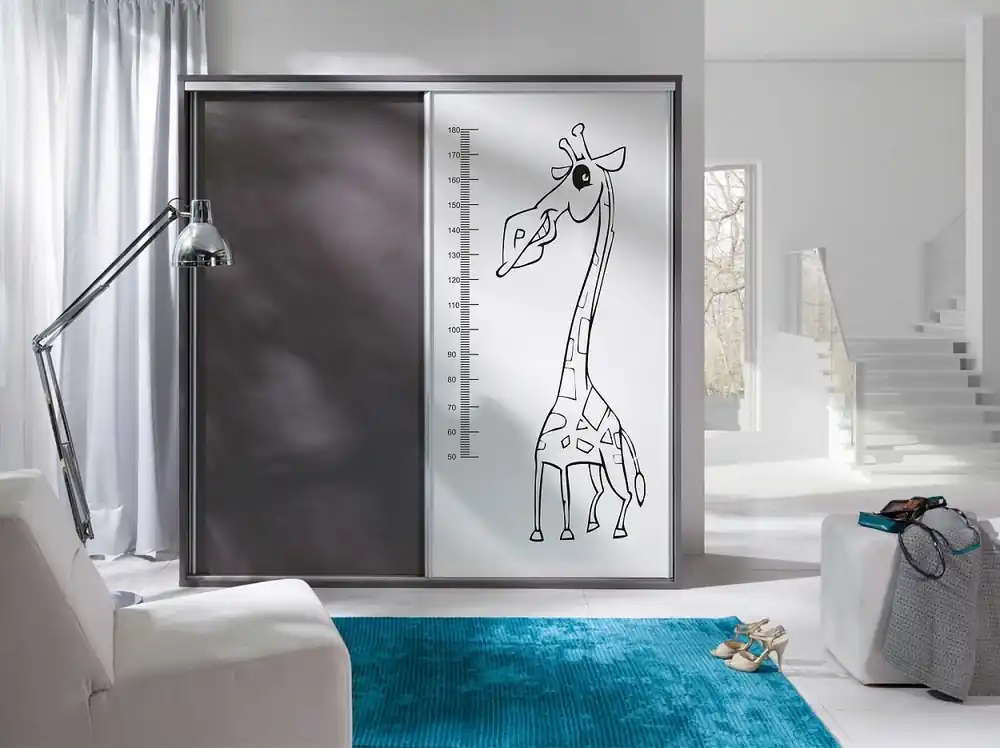 Schiebeschrank Yugo 206 cm mit Grafik in Esche / weiß glänzend ein modernes und funktionelles Möbelstück für ein Kinderzimmer Solange Der Vorrat Reicht