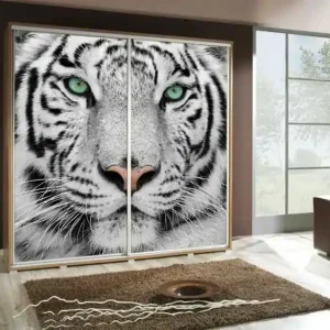 Solange Der Vorrat Reicht Artistino 205 cm Schiebeschrank mit Tiger-Treppen-Grafik Der Korpus des Schranks in Eiche Catania ist aus 22 mm starker Platte
