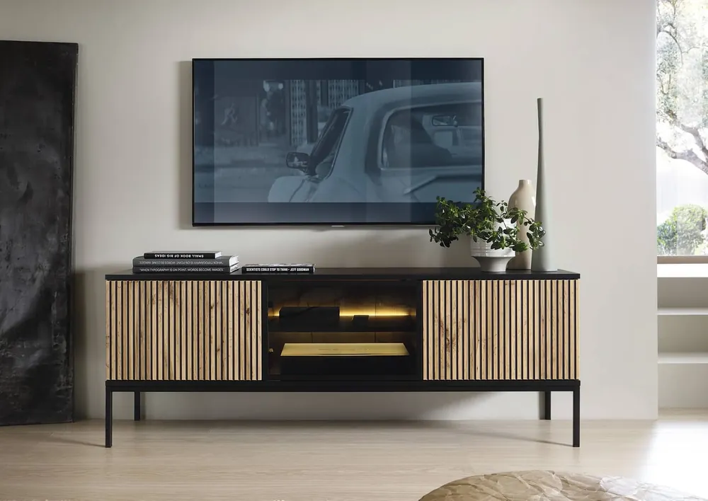 Neu Im Sortiment TV Schrank Amma 154 cm schwarz / Eiche wotan elegante Form der Möbel in einem modernen Stil geschmackvoll geriffelte Front sicher gehärtetem Glas