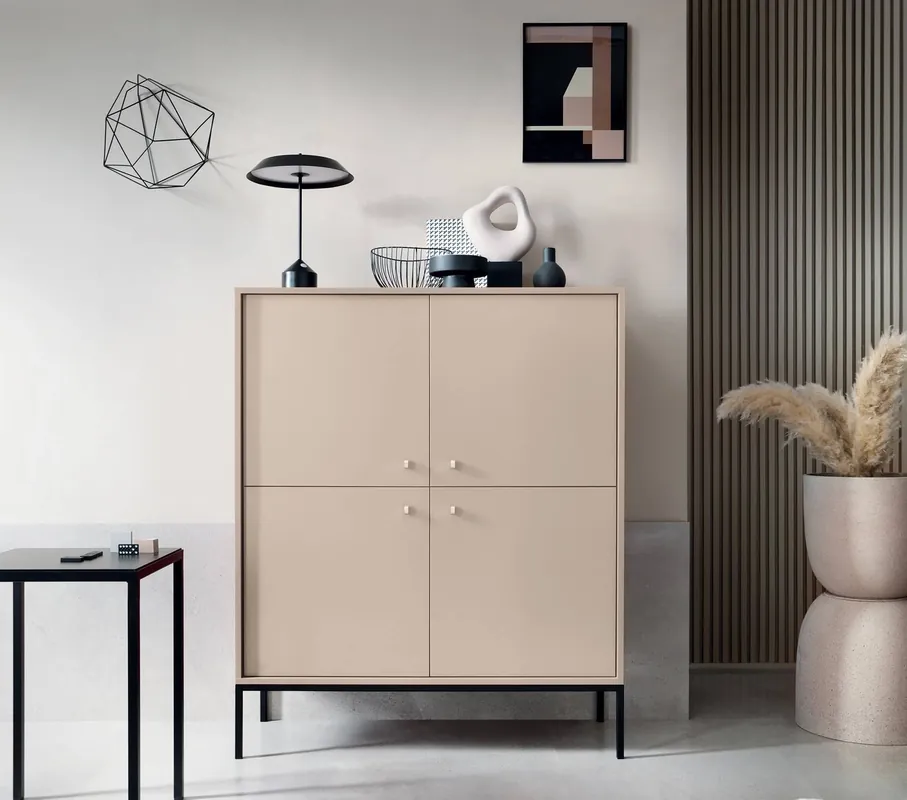 Saisonangebot Hohe Kommode Mono 104 cm Beige Minimalistisches Design stilvoller goldener Griff schlichte Form mit metallischen Elementen