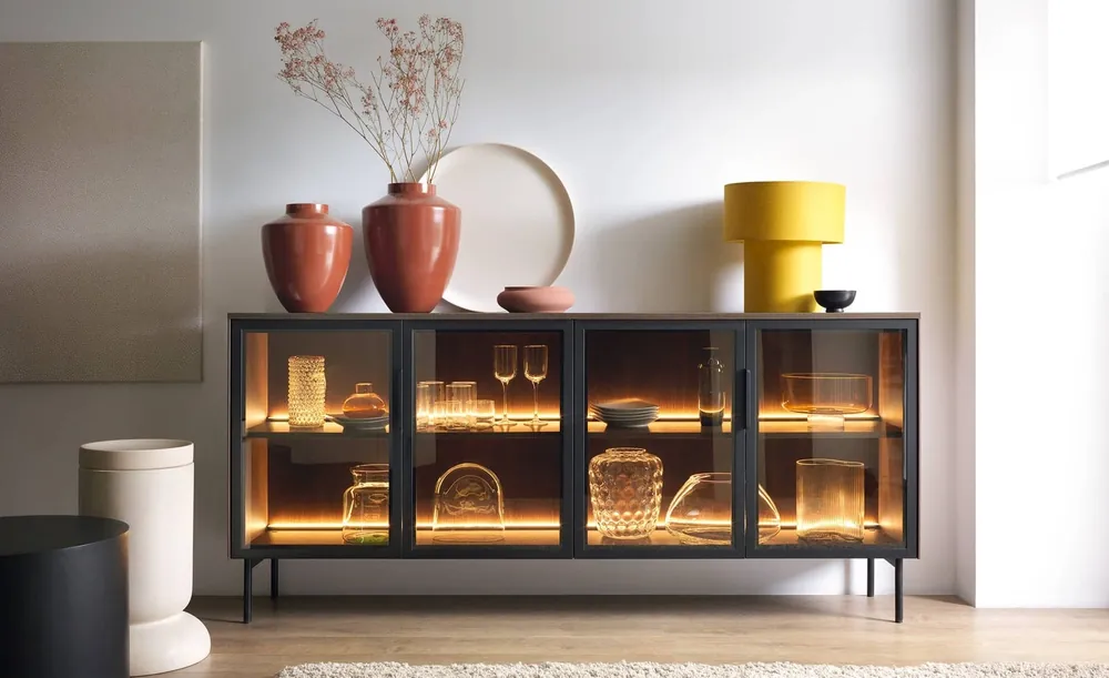 Kommode Lumi 181 cm Eiche dunin moderne Kommode mit einfacher Form originelle Fronten aus gehärtetem Antisolglas Metallgriffe Solange Der Vorrat Reicht