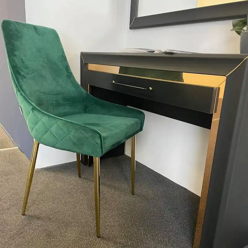 Highlight Mia gepolsterter Stuhl 48x57 cm grün moderner und funktioneller Metallstuhl mit goldenen Beinen