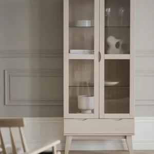 Vitrinenschrank VLIPPA H 185 cm mit 2 Türen Eiche white wash Garantierte Lieferung