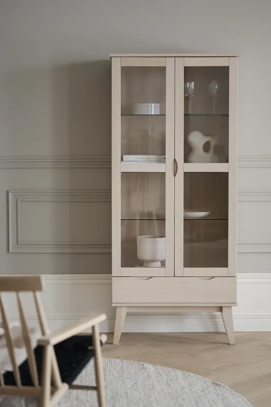 Vitrinenschrank VLIPPA H 185 cm mit 2 Türen Eiche white wash Garantierte Lieferung