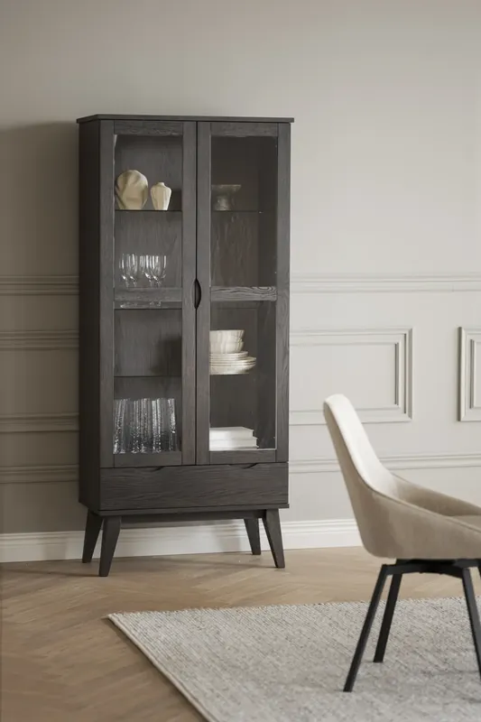 Neue Kollektion Vitrinenschrank VLIPPA H 185 cm mit 2 Türen Eiche dunkelbraun